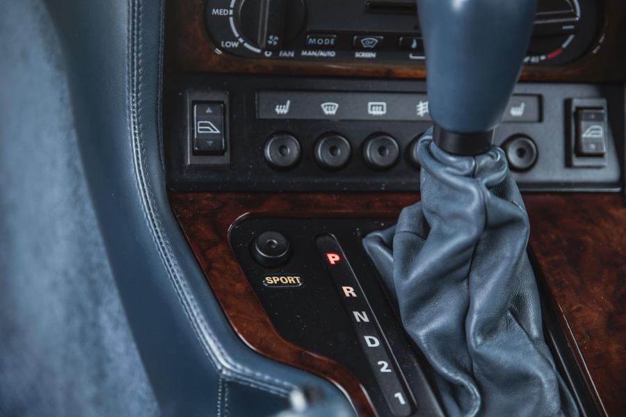 Детали интерьера Aston Martin Virage Volante 1992 года  (NA) (фото 14 из 22)
